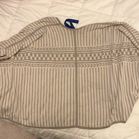 Kit and Ace Solstice poncho - Picture 2 of 2